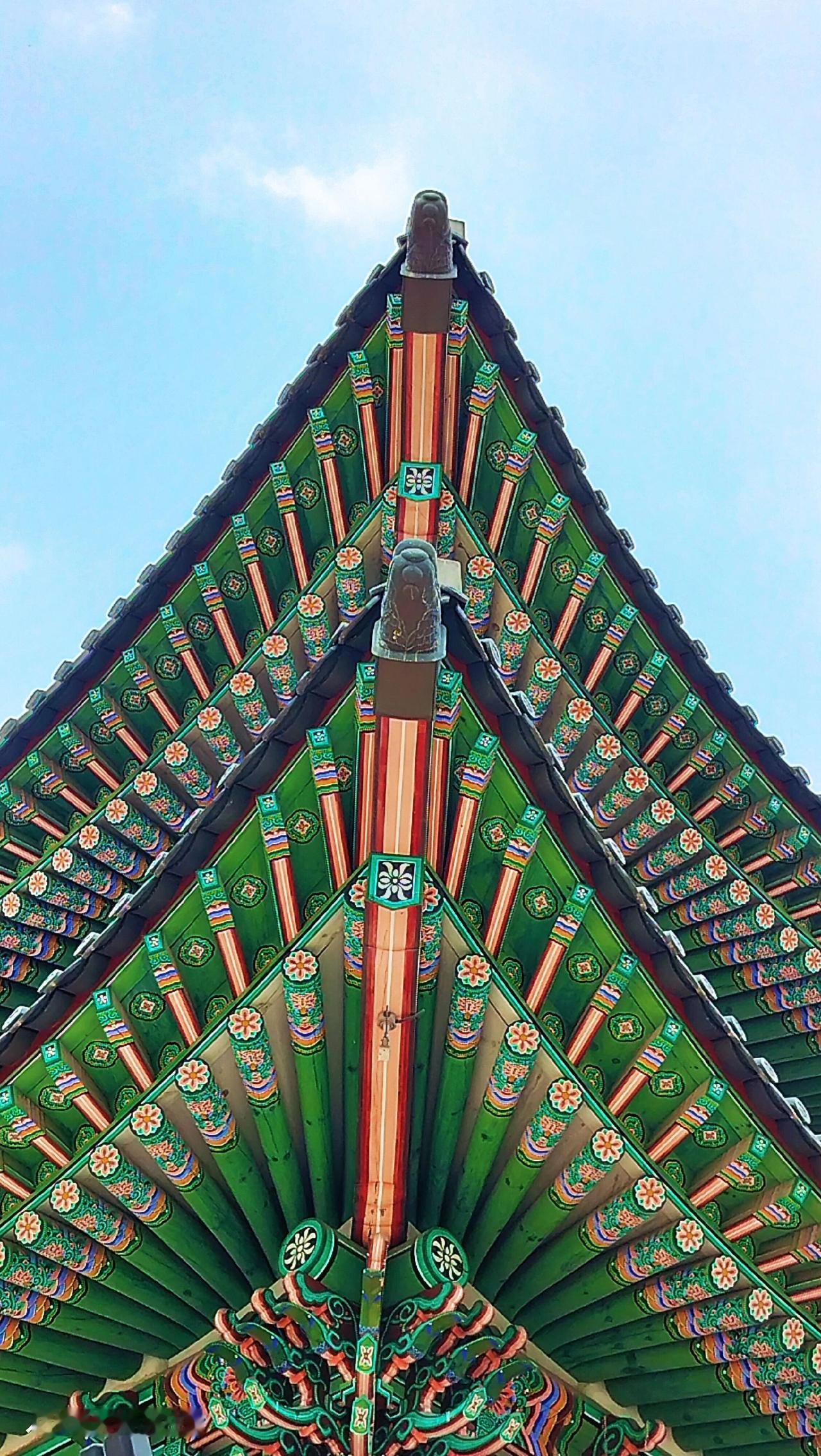 中国古建筑之美，早在千年之前就传到韩鲜。这是首尔景福宫雕梁画栋的飞檐翘角。手机摄