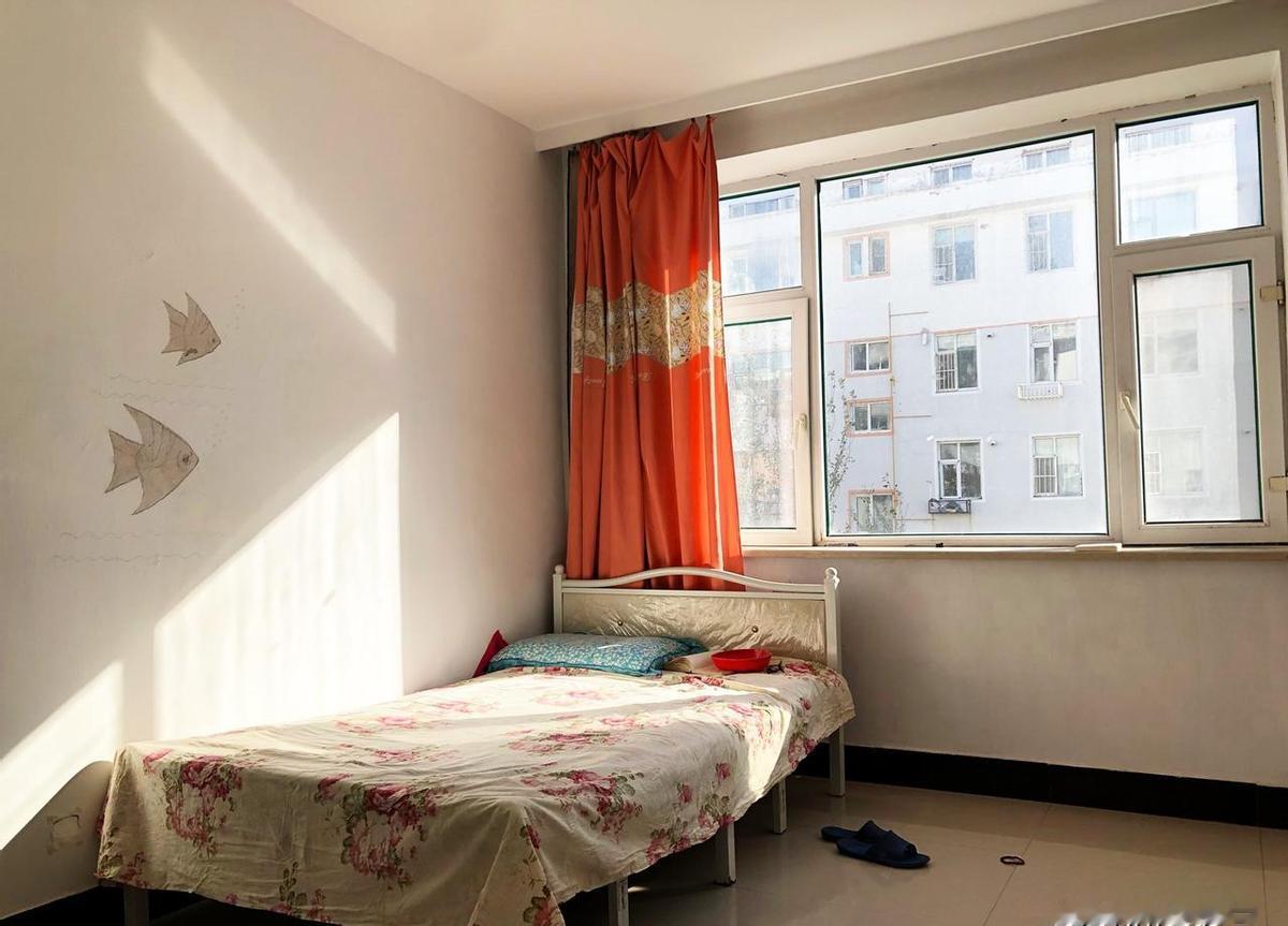 午后阳光一洒，人就软了。
不躺也得躺，这光不白给。
枕头暖得像刚被拥抱过，
窗帘