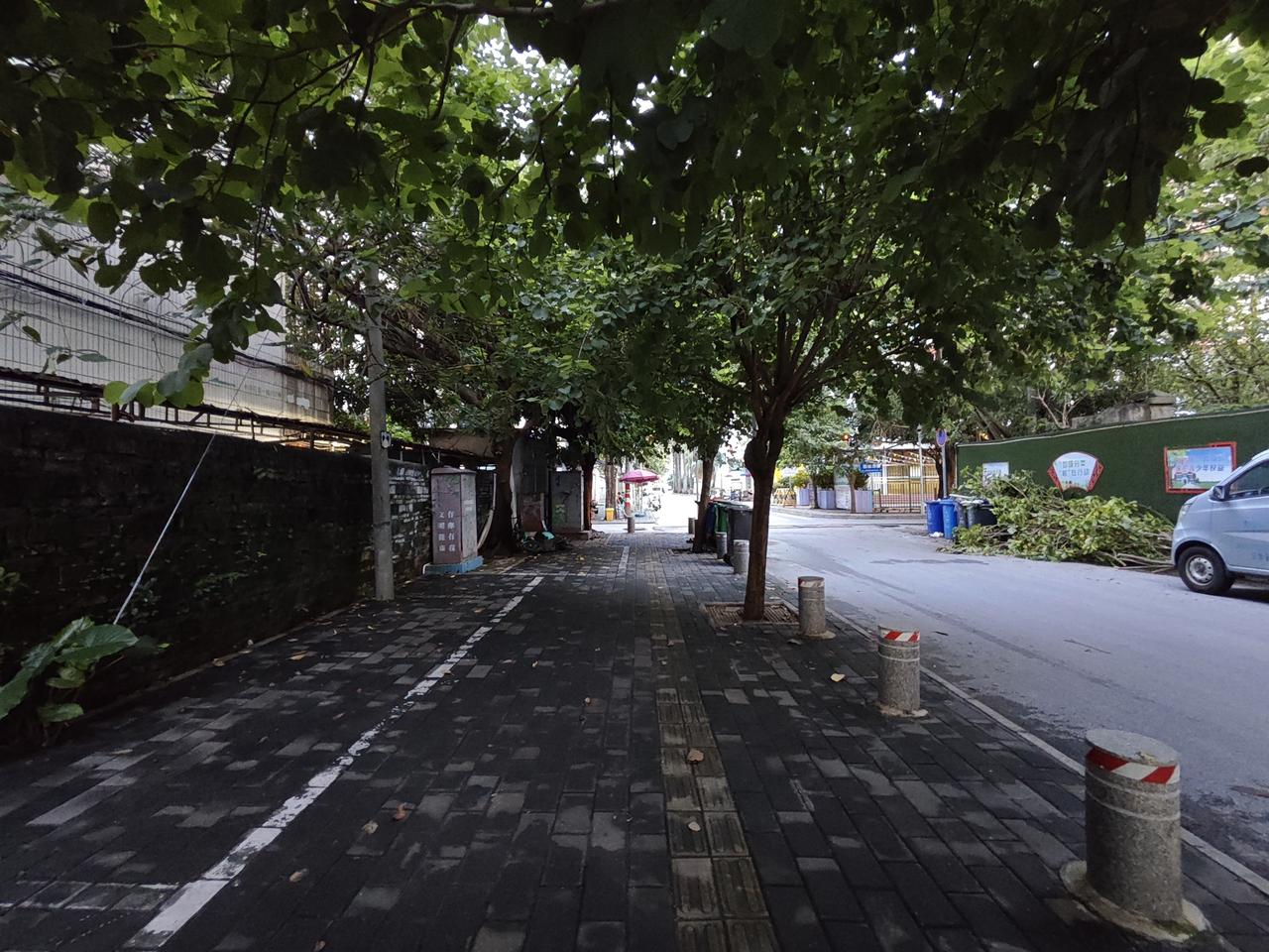 发现一个极具讽刺的真相：普通人一辈子，都在难的事情上瞎折腾，却在最简单的事情上持