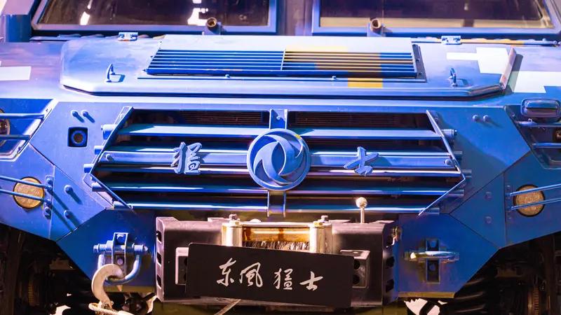 东风纳米06通勤挺合适的。它是方正实用的小型SUV，外观是硬派潮流方盒子设计，贯