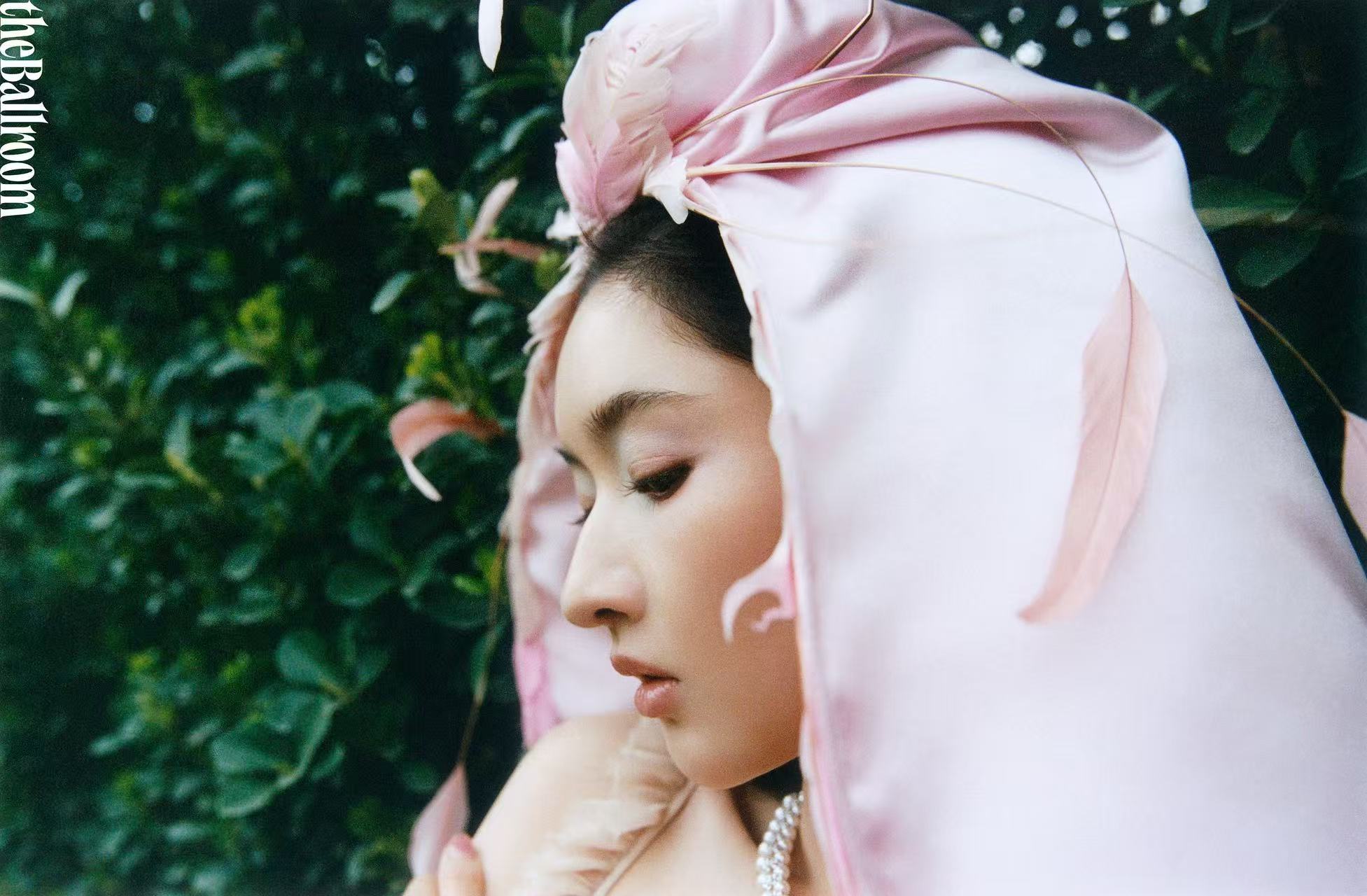 王玉雯花神降临 花神附体，美出新高度 王玉雯灵动演绎春日浪漫，清丽造型与花朵完美