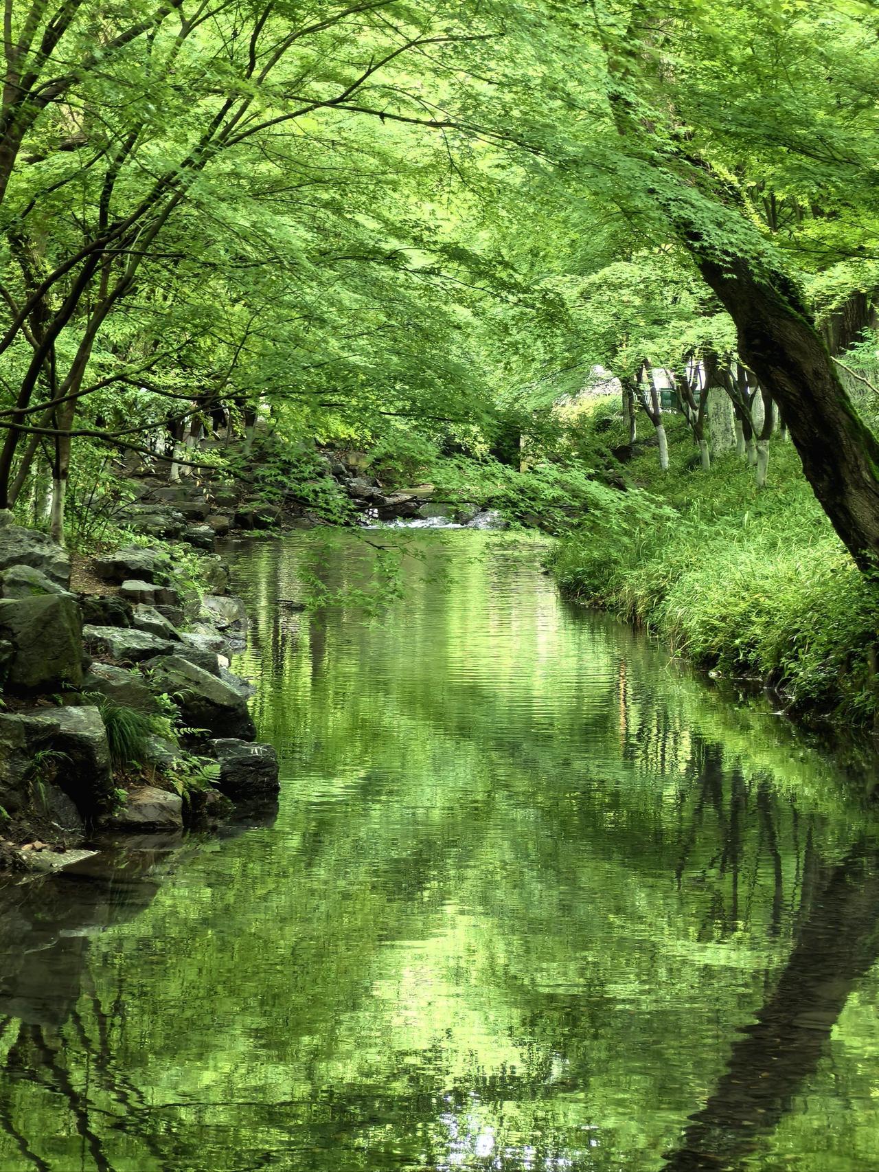 下联：春暖水潺湲。