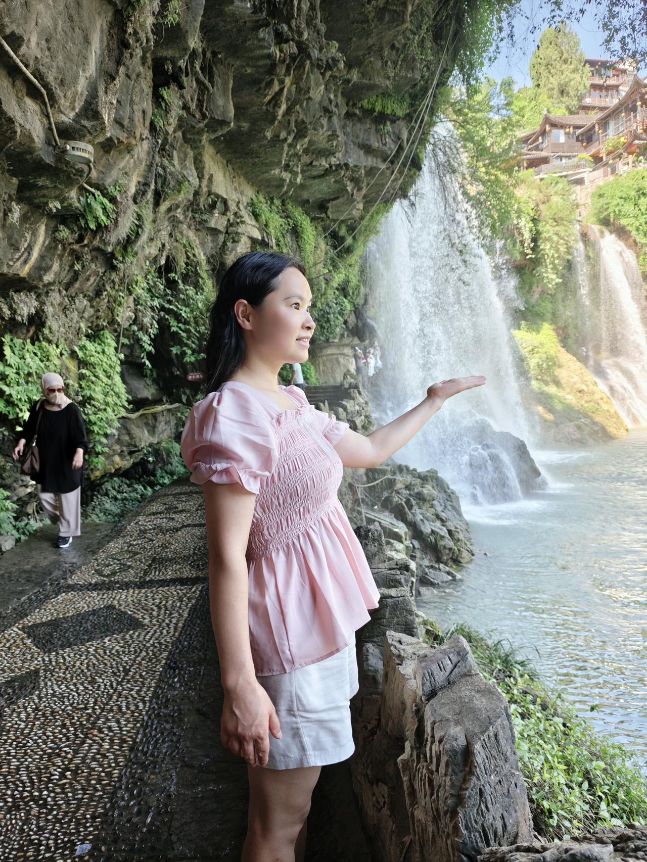 世人称它是“挂在瀑布上的千年古镇”，旧名王村，因刘晓庆和姜文的电影《芙蓉镇》名扬