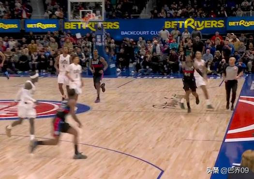 离谱！詹金斯中圈超远三分被吹投篮犯规，三罚全中追平骑士进加时

最后时刻骑士领先