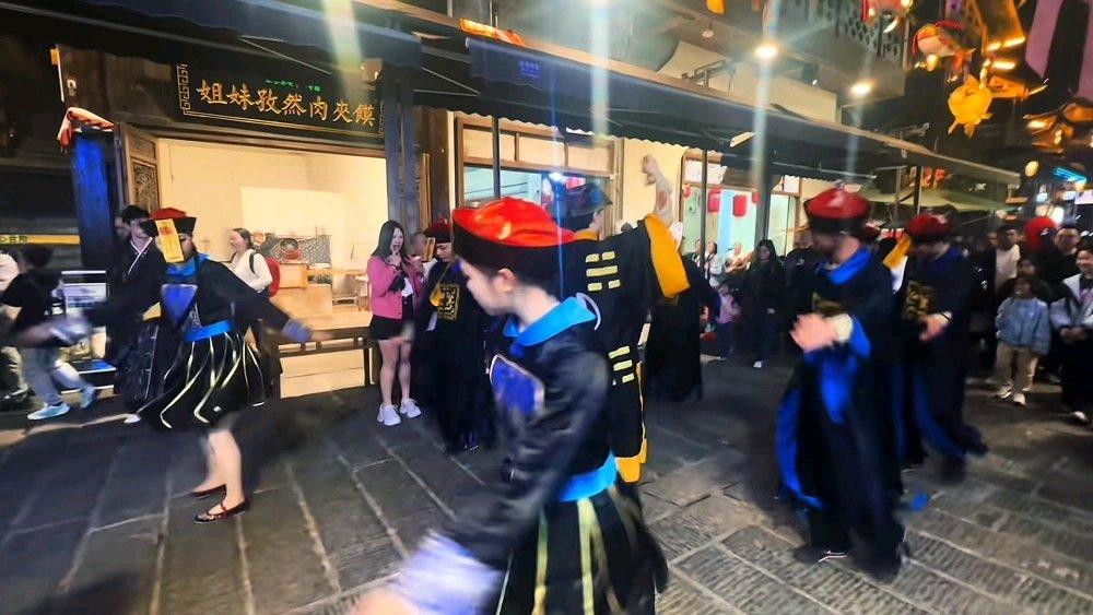 张家界“赶尸舞”火遍全网，那黑袍草帽、额头黄符、双手伸直蹦跳的模样，配上魔性音乐