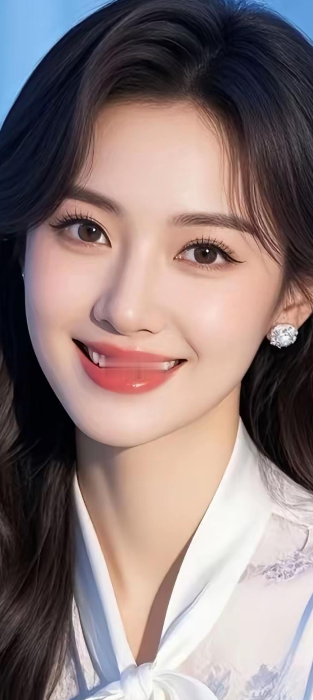 甜美笑容，温柔眼眸，优雅气质，白衣飘飘，宛如仙子降临。