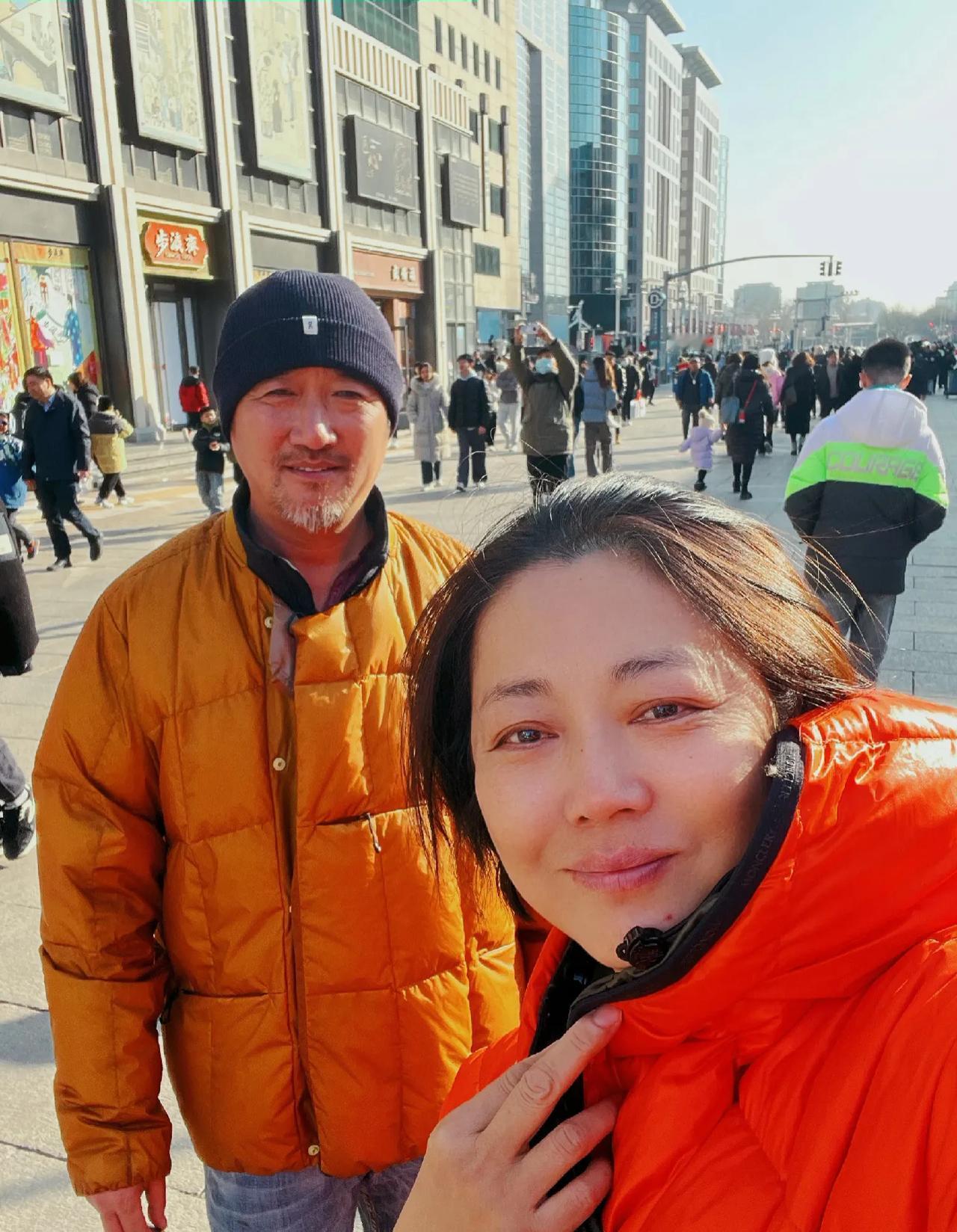 演员王茜华和老公的旅行照。夫妻俩穿着羽绒服，戴着针织帽子，素颜出镜，十分低调。两