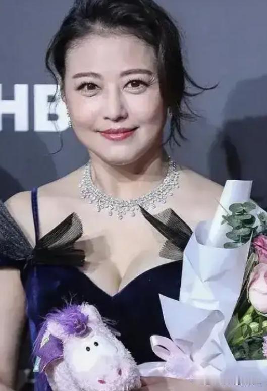 2013年，47岁的周海媚不顾家人的反对，毅然放弃香港的事业，跟随小7岁的男友到