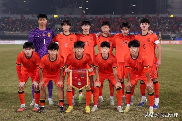 邝兆镭和万项建功，日籍主教练浮嶋敏带领的中国U17国少队2：0战胜来访的塔吉克斯