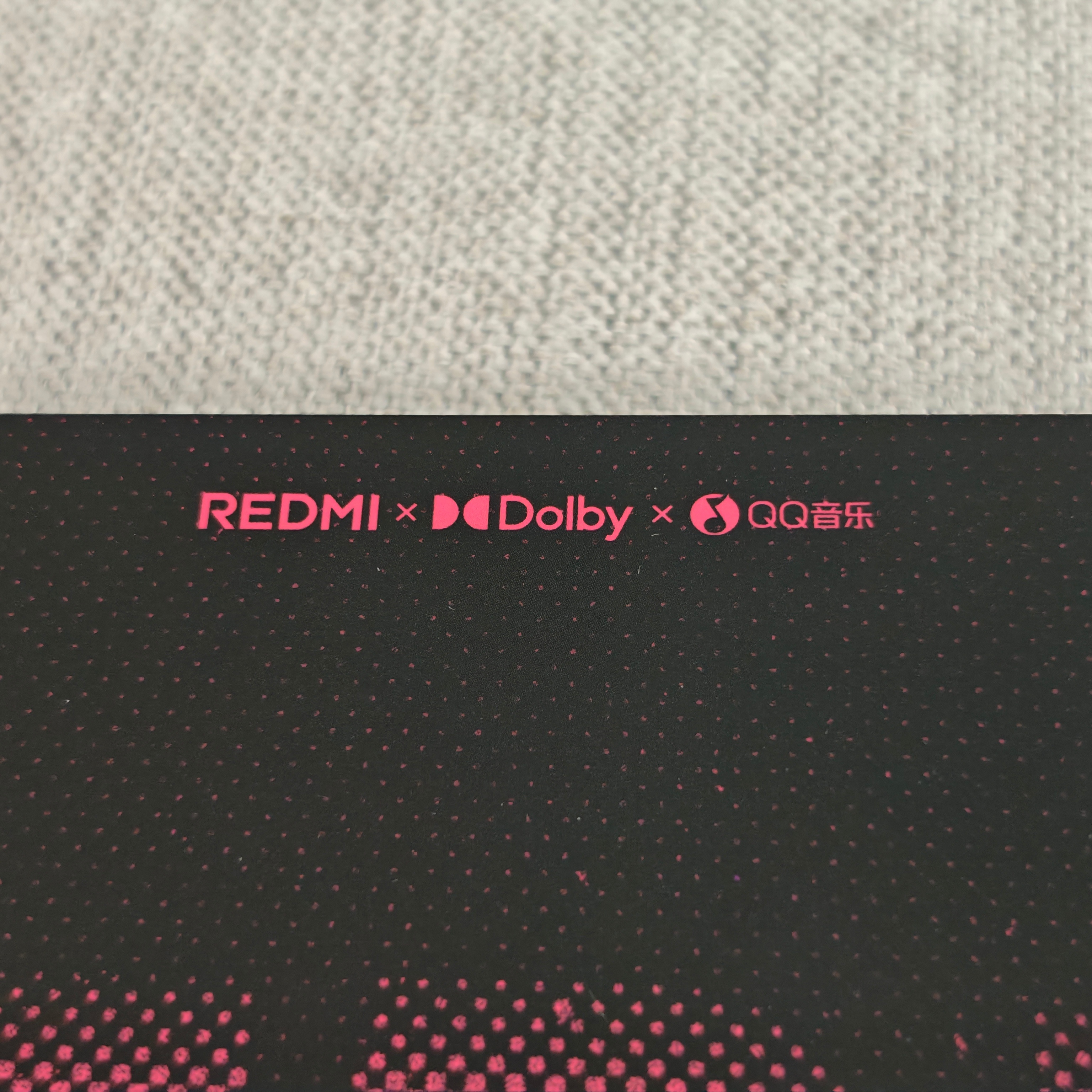 懒酱收到来自REDMI K80至尊版 的邀请函，内附三款「煲机金曲唱片」挂件，手