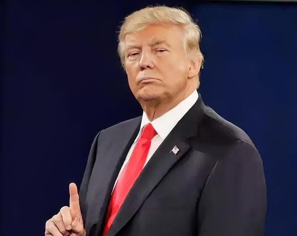 今天，特朗普就要坐着他的空军一号来中国了。
 
这是他时隔 9 年再次访华，也是