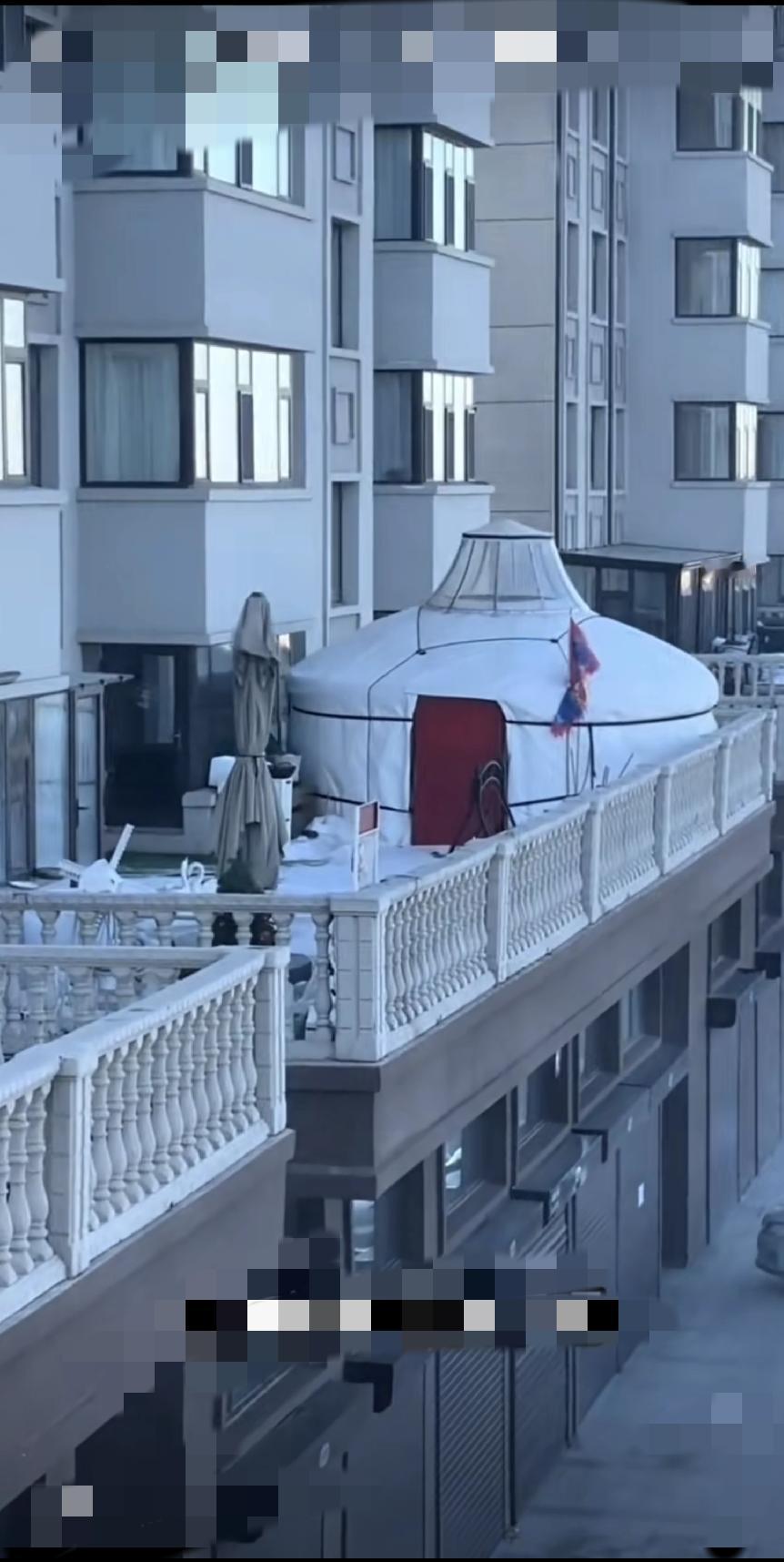 在雨达子上盖了个蒙古包，这种建筑不属于违建？呵呵
