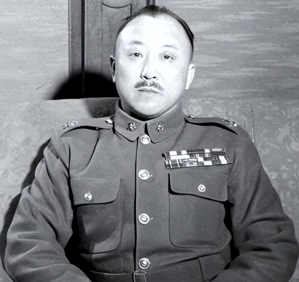 1950年，卫立煌在香港街头行走，忽然听见有人喊自己的名字。他立刻拉住家人，叮嘱