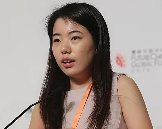 自媒体刚开始那时候，蒋方舟经常窦文涛的节目里出现，跟什么大作家、大明星在那唠嗑，