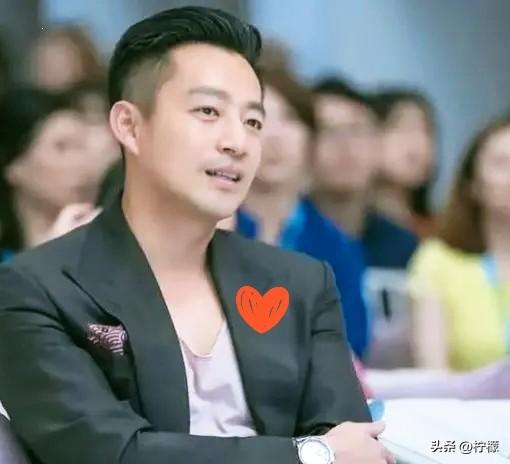 汪小菲一嗓子，
喊散了麻六记的魂！
没人是真冲着那碗酸辣粉去的，大伙儿掏钱买单，