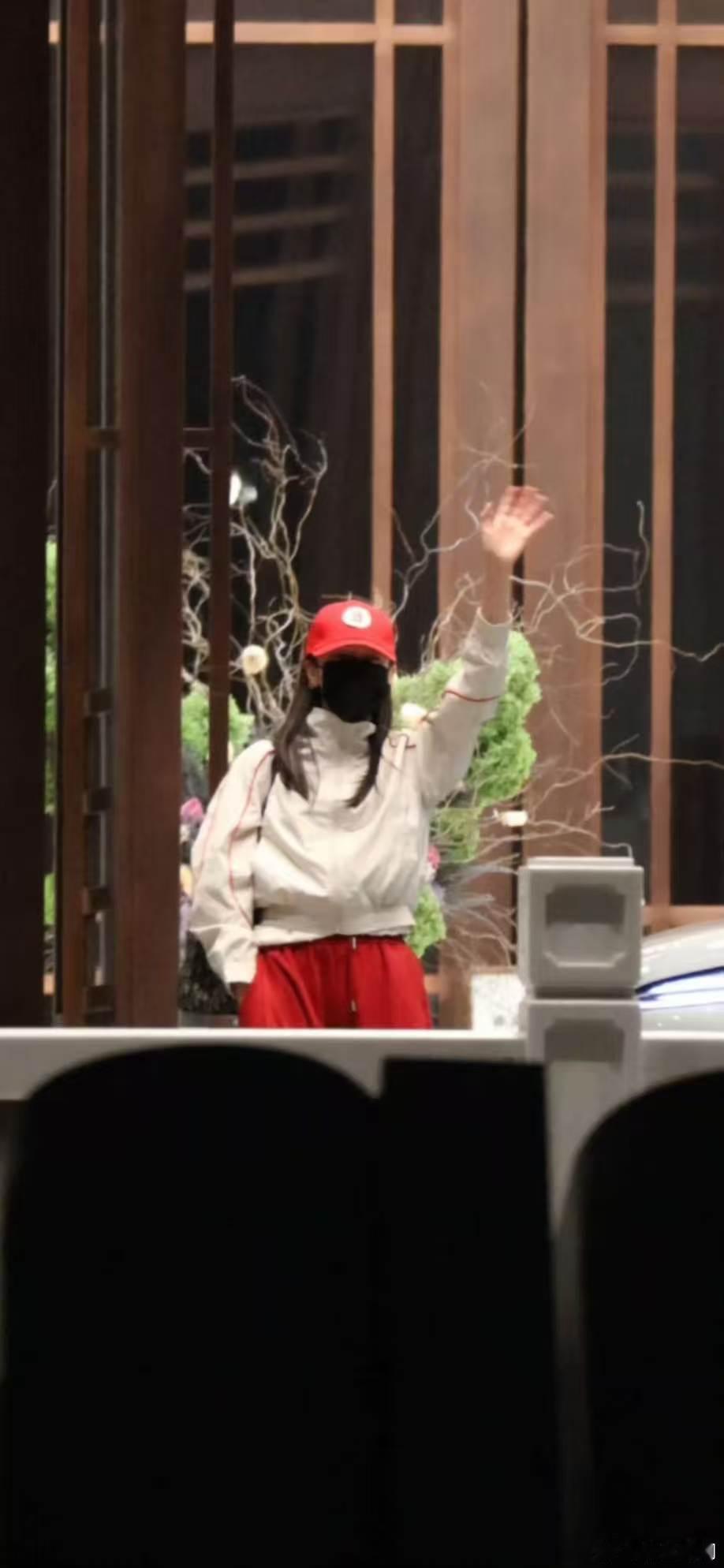 迪丽热巴小红帽队服路演 看到迪丽热巴抵达杭州的路透，小红帽队服太有活力，和她在《