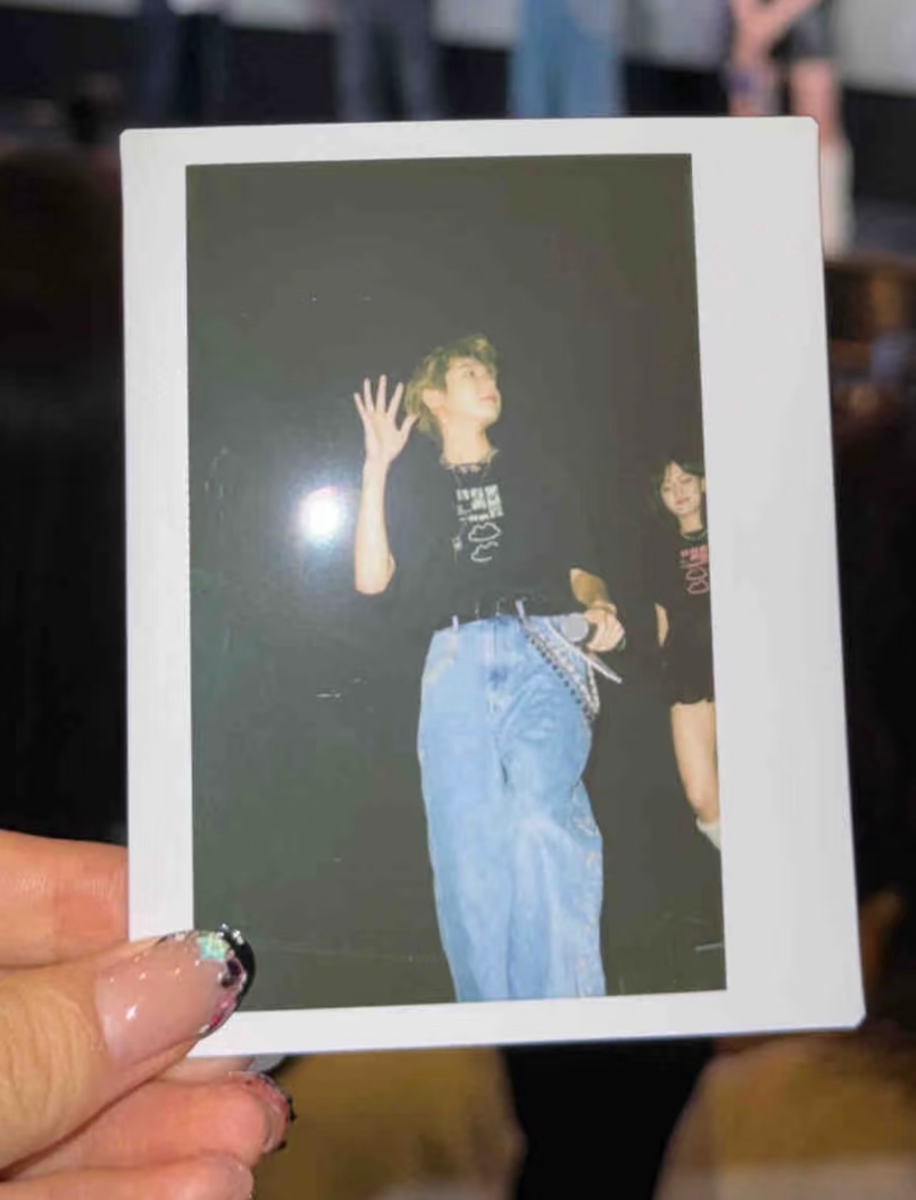 早上还跟朋友说别人拍的拍立得就王源下台阶那几秒功夫这个死亡角度都不崩 长得太美是