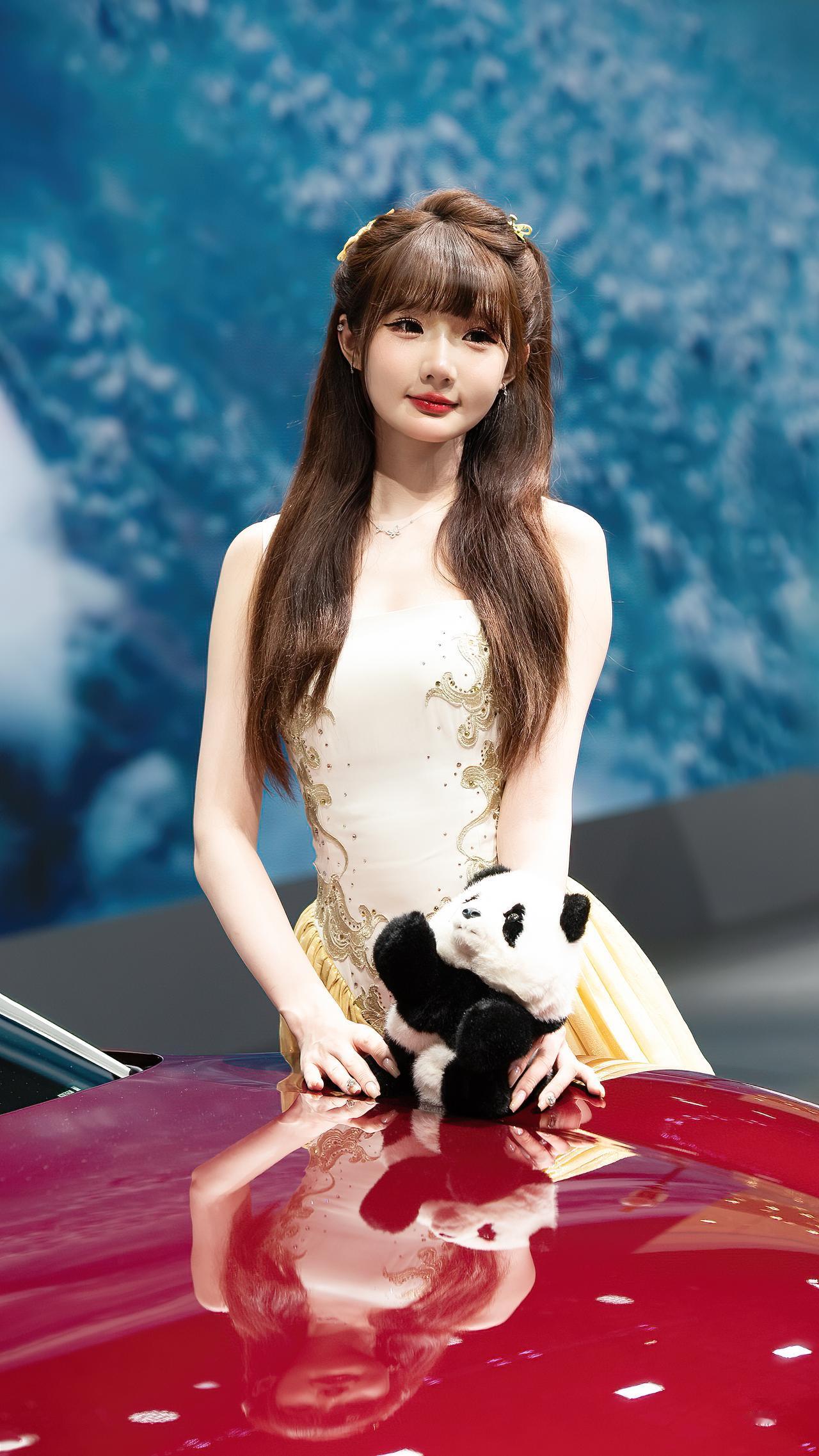 抱起小熊就跑车模美女 成都车展 车展现场