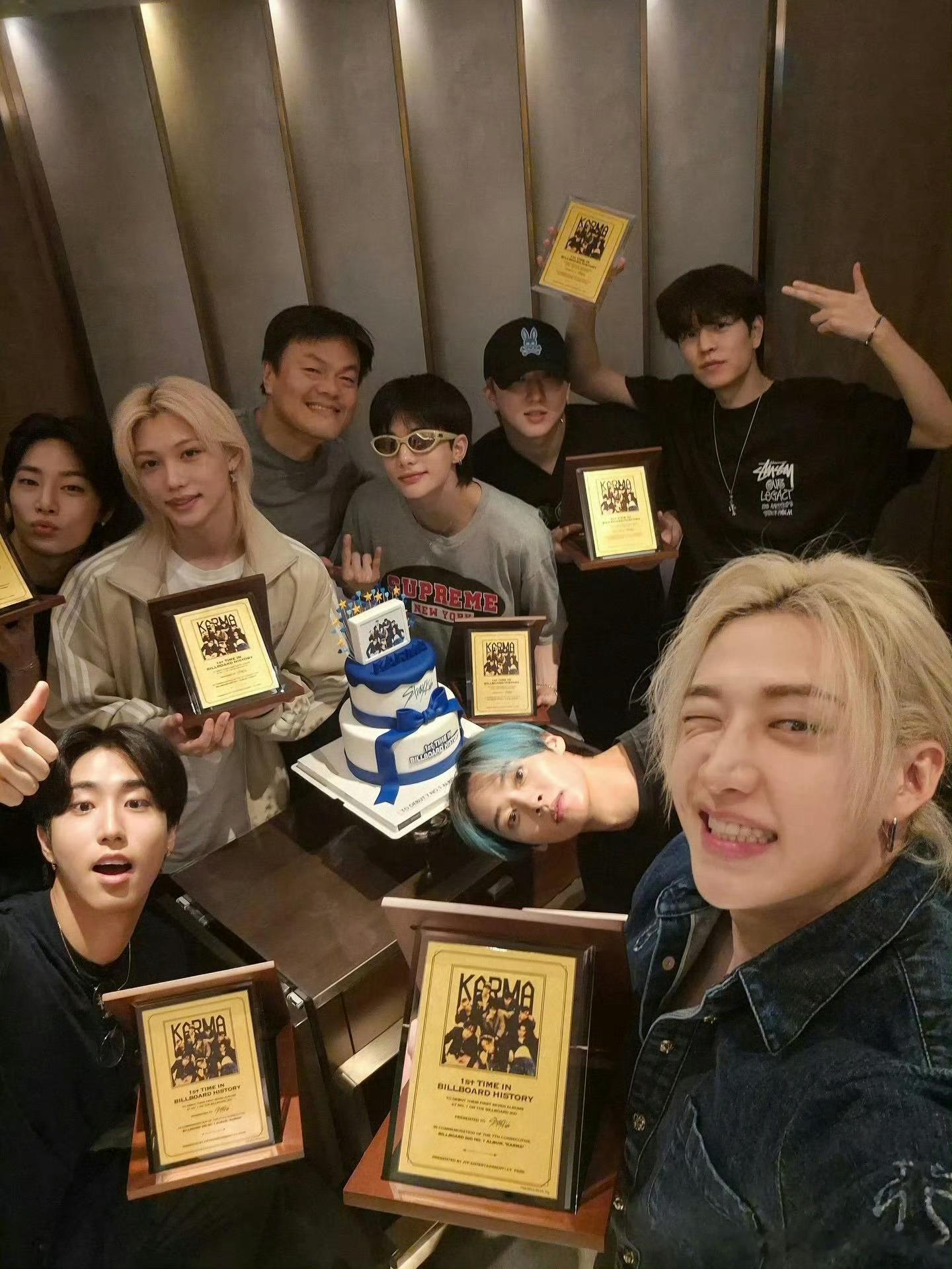 我去 JYP给Stray kids的每个成员 都送了75g纯金的奖牌 ​​​