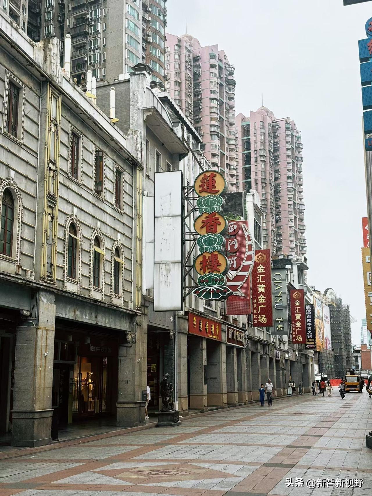 穿越时空的街道，老建筑与现代高楼交相辉映，感受历史的沉淀与现代的繁华。