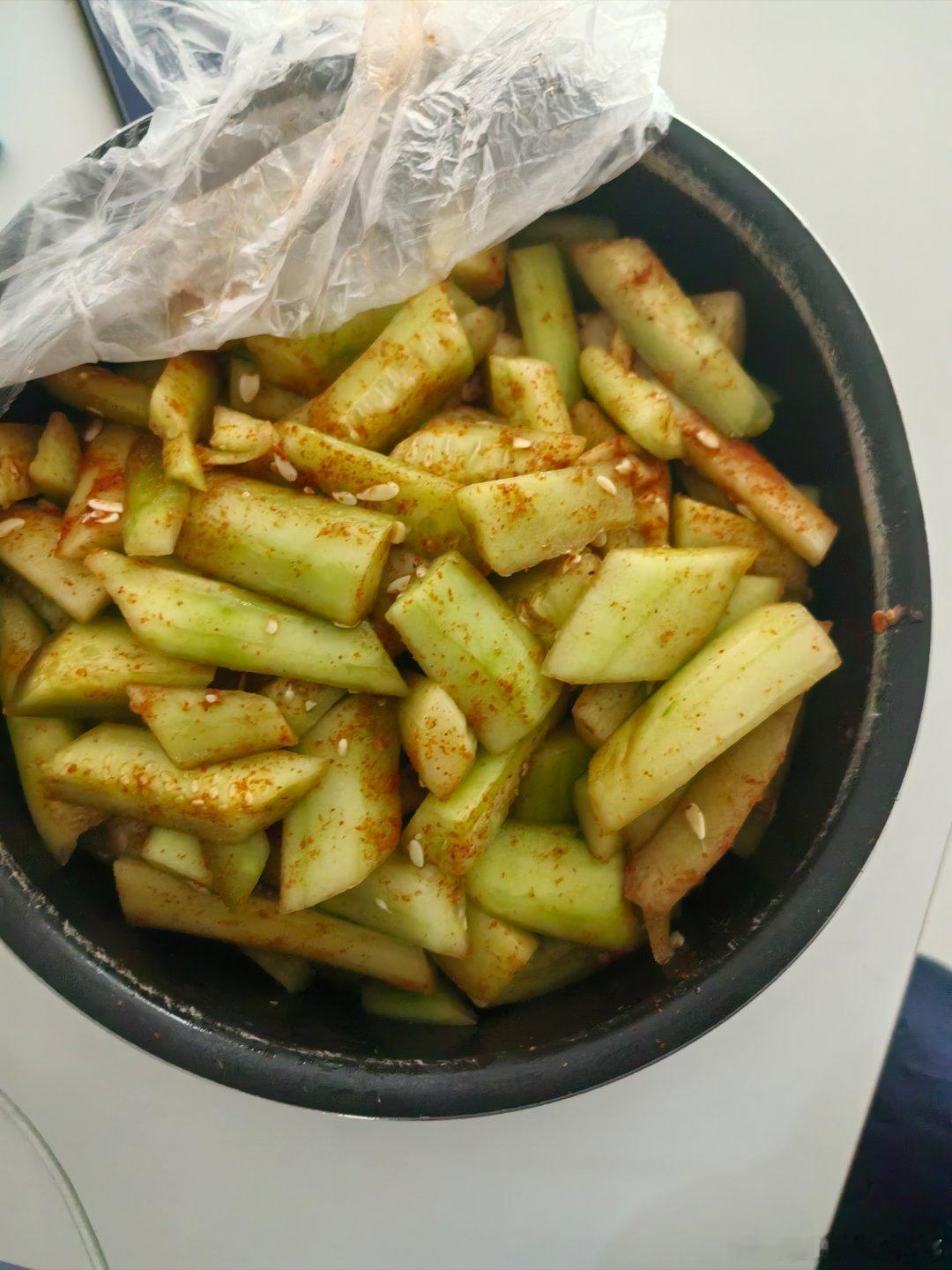 姐妹给送了好多   自家种的   辣椒🌶️和黄瓜  给的有点多 做了一个锅胆腌