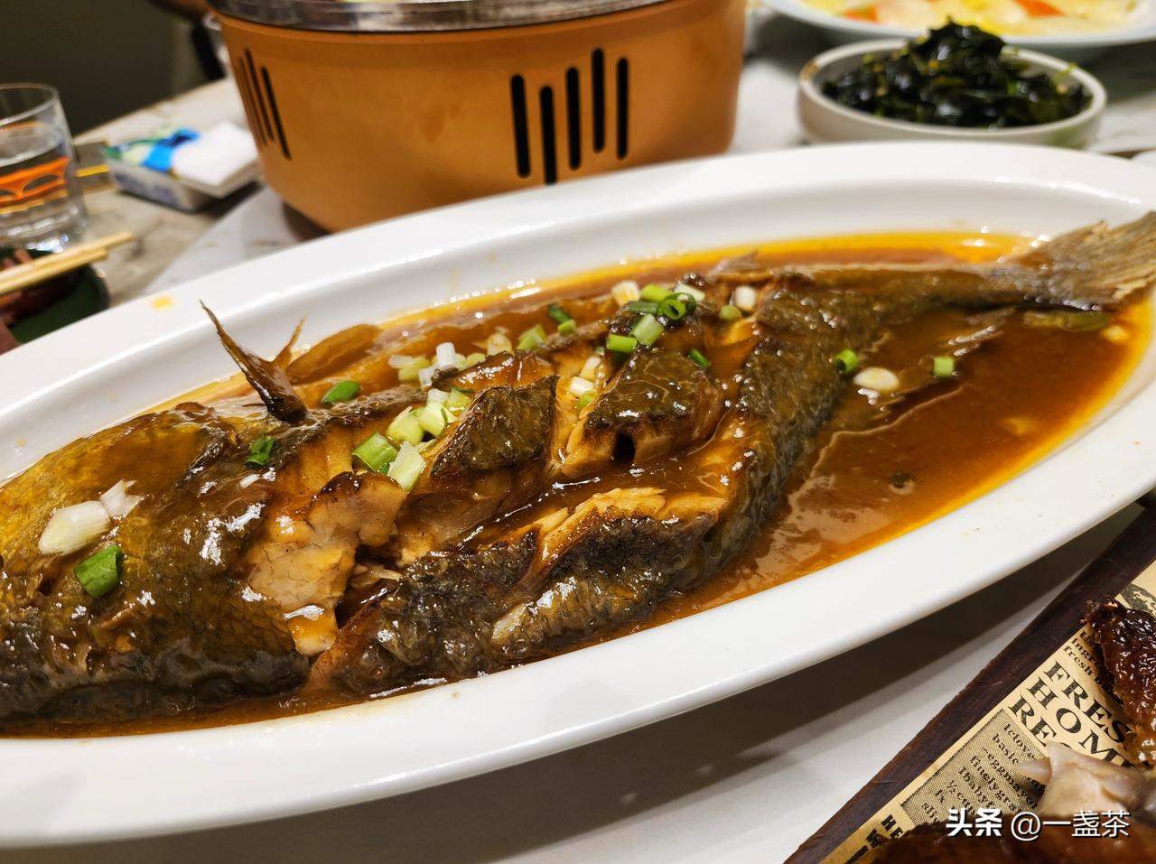 今天中午女婿的哥哥嫂子尽地主之谊，在饭店请我们一家人吃饭。

为了让客人尝尝齐齐