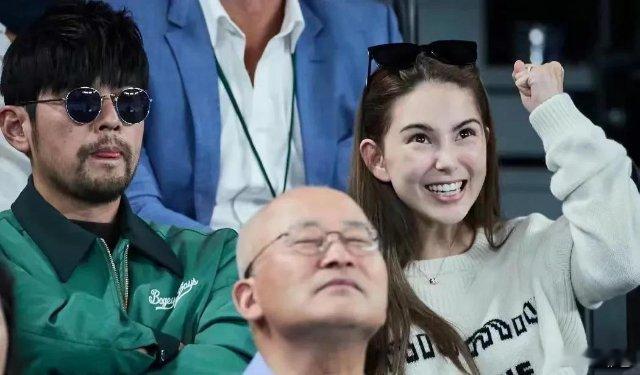 周杰伦也到了戴假发的年纪，昆凌依然少女！ 