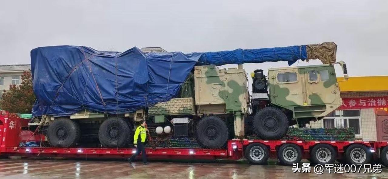 中国军工技术井喷式发展，又一款中国制造车载电𥔵炮装在大型平板车上出来遛个弯，你