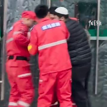 救援队员：我们不能白吃。
中国青年报。
救援队员赶赴灾区途中就餐，回民老板得知后