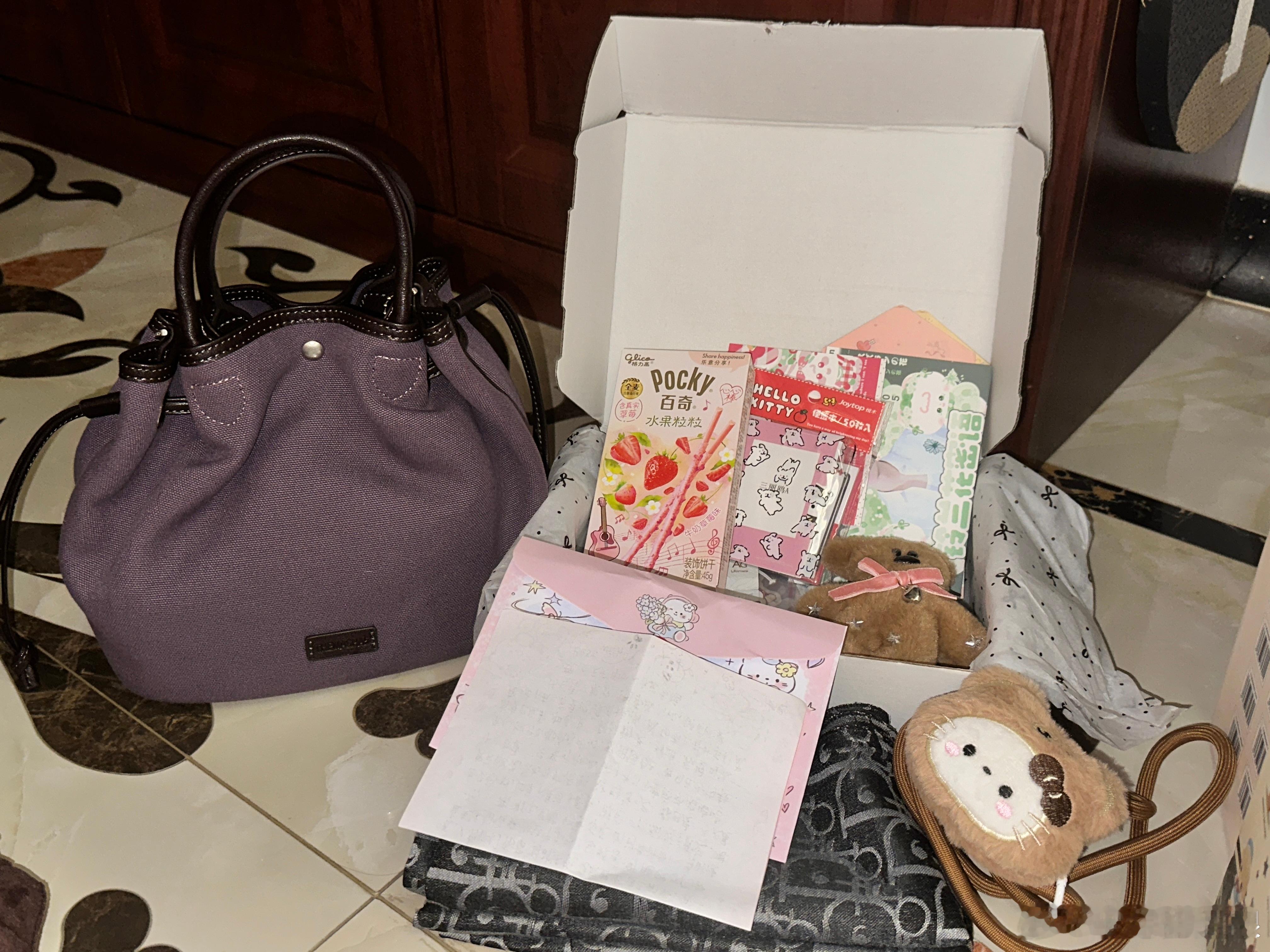 有的时候真的觉得何德何能大家对我这么好！看到大家这么细心给我准备礼物，都是特别真