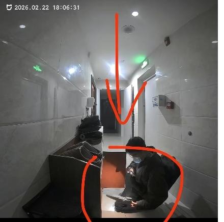 离谱了，离了个大谱，
漂亮女子高跟鞋、衣物接连被失踪，原本女子只是以为自己粗心大