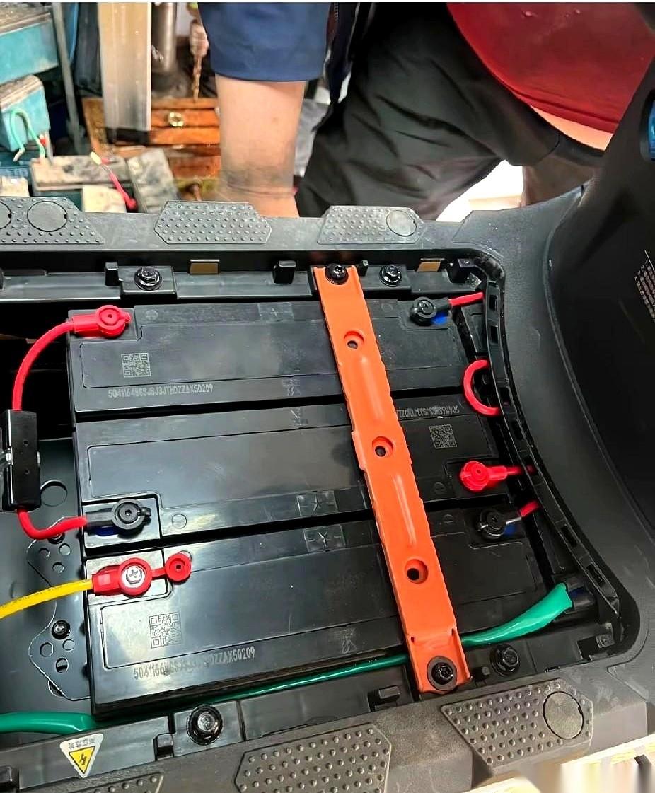 500块。
就为了换个电瓶车电池。
老板看着我，特真诚地说：小伙子，以旧换新，最