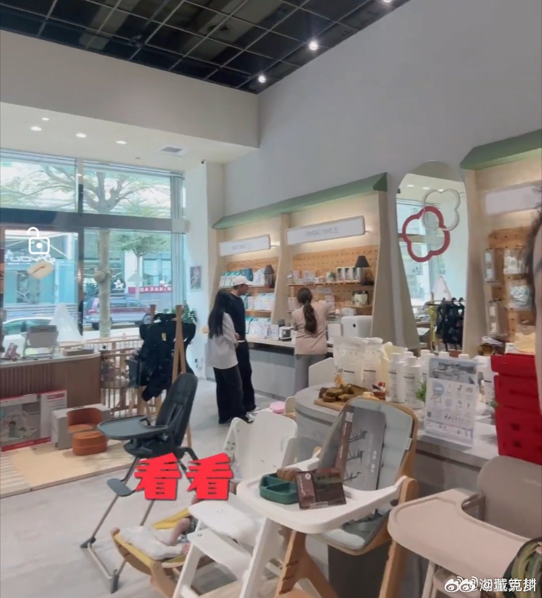 大S女儿小玥儿母婴店给新生弟弟挑礼物大S女儿小玥儿给小弟弟挑选礼物小玥儿挑选弟弟