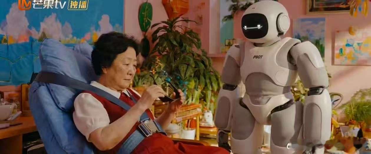 AI短片百岁幼儿园脑洞AI青春星火之夜机器人照料周全却满是冰冷，道尽未来老人内心