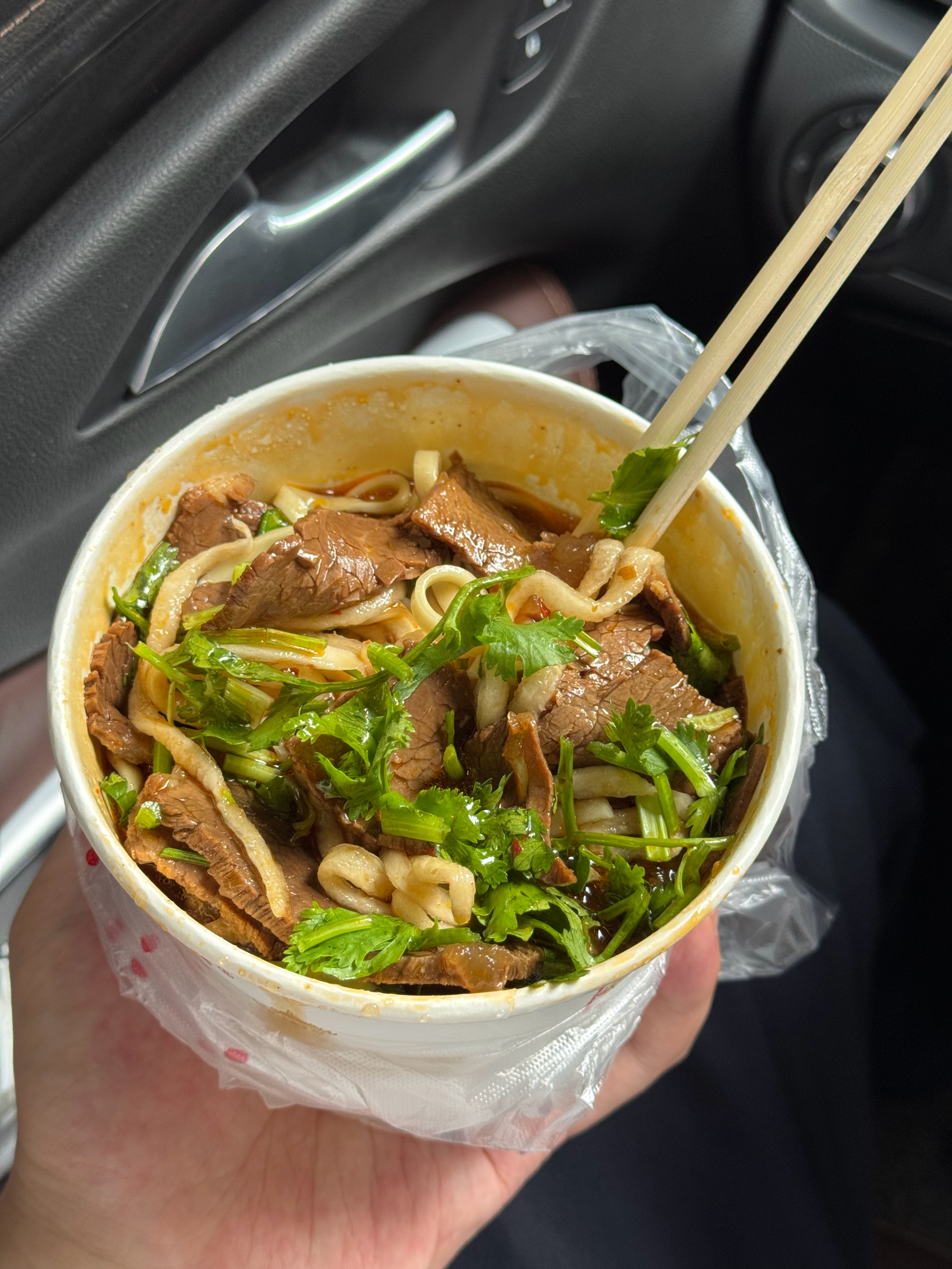 平心而论这碗牛肉面已经很好吃了，我经常买，可还是不如前不久在宜昌吃的，主要输在面