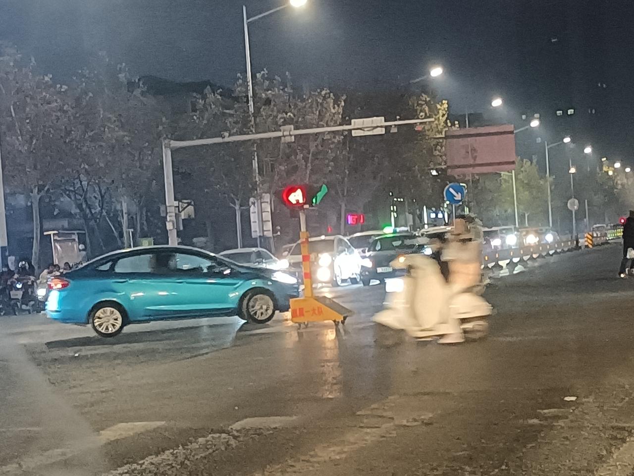 天衢中路与新湖大街设置的这个临时红绿灯也太“大”了吧，而且还带直行左转的，眼神儿