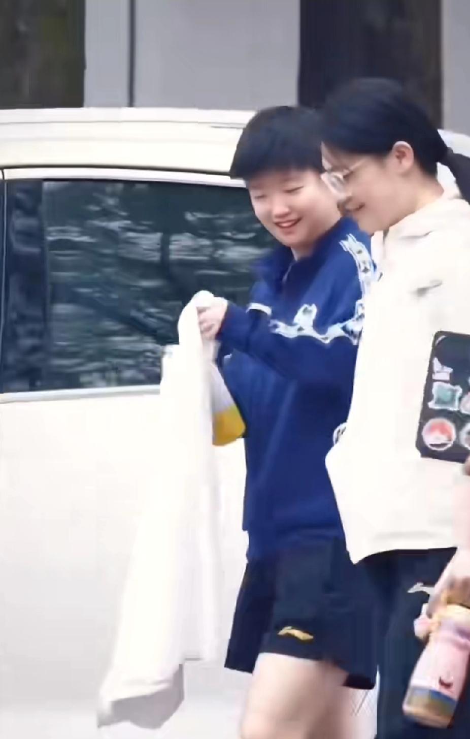 孙颖莎和队医的神仙陪伴！成都封训里的暖心搭档✨
 
成都封闭训练刚下训，孙颖莎一