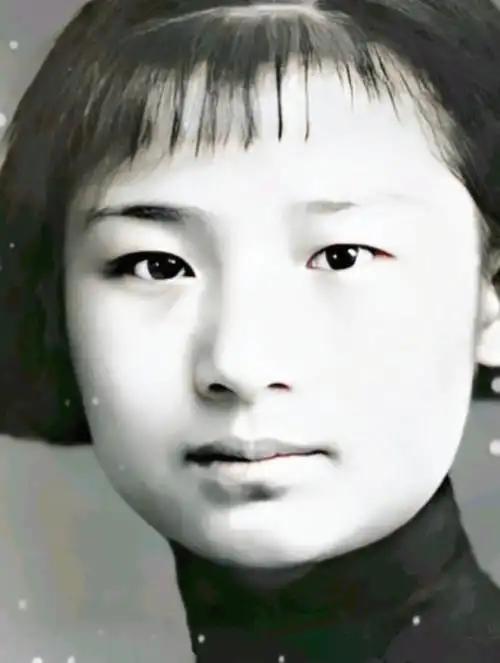 1941年，抗日地下党员陈惠芹遭日军抓捕，受尽非人酷刑与凌辱，敌人以铁钩钩穿其下