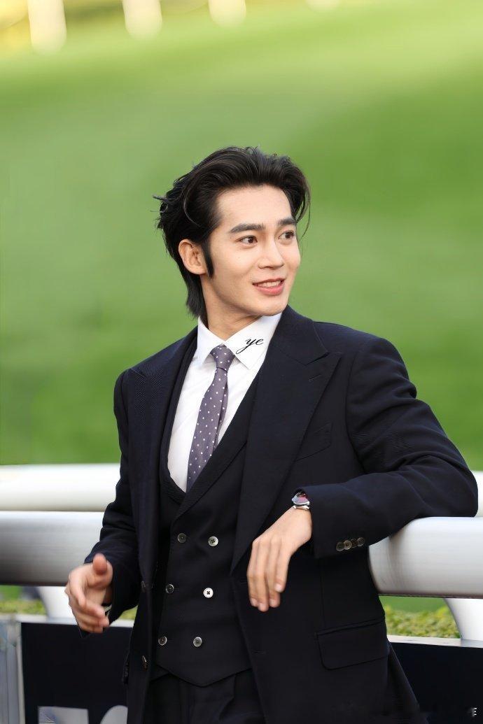 于适以后说不定能演青年毛同志，可以先准备起来了。 