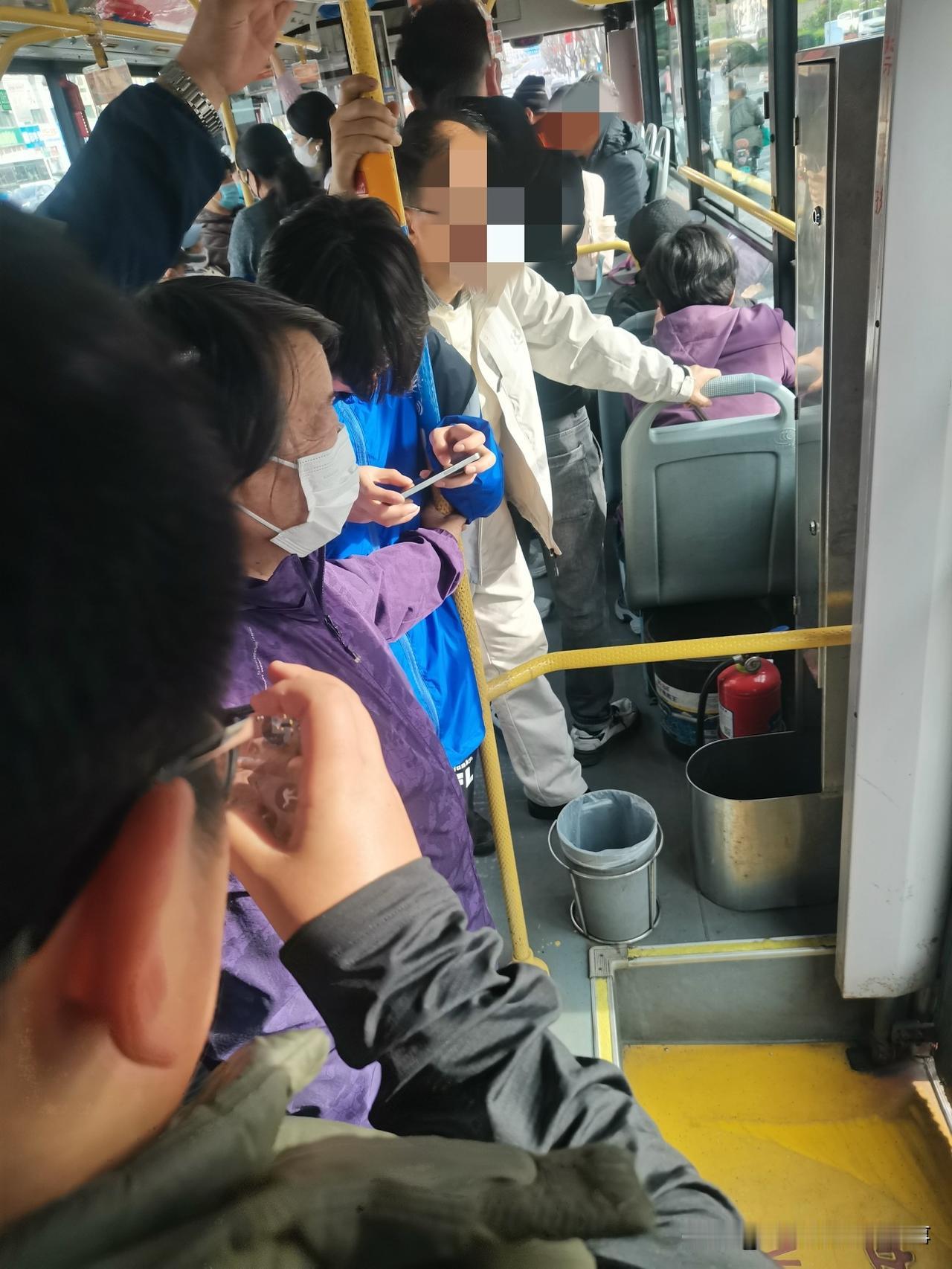 公交车上，几个十多岁的小学生从上车就一直头不抬眼不停的盯着手机打游戏。
真不明白