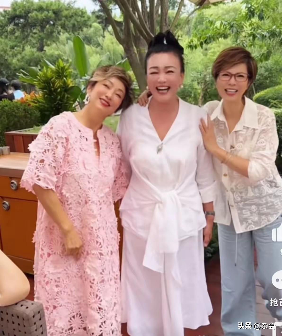 姐妹们！谁还没听过兰姐她们那场“跑调版”《黄土高坡》？

本来是深情演绎，结果一