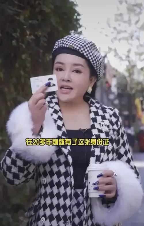 台湾歌手千百惠定居大陆三十余载，曾手持红金戒指回忆换领身份证时难掩激动：“那一刻
