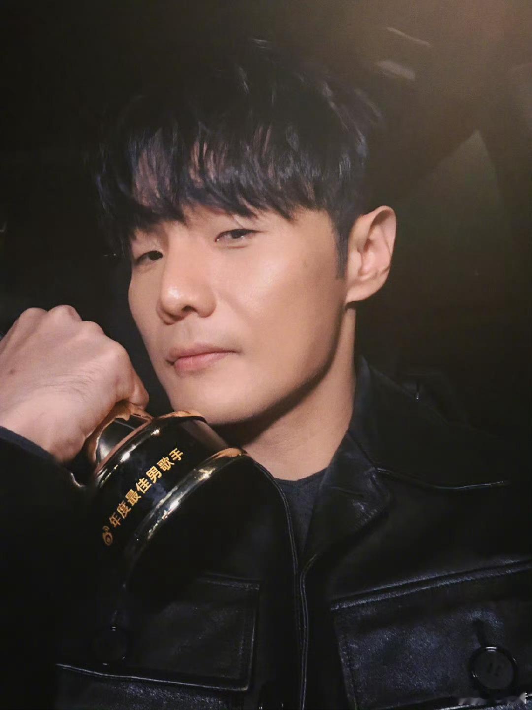 动车变李荣浩痛车 这趟车真的是最贵的痛车了吧，李荣浩的巡演宣传从车身开始，做得真