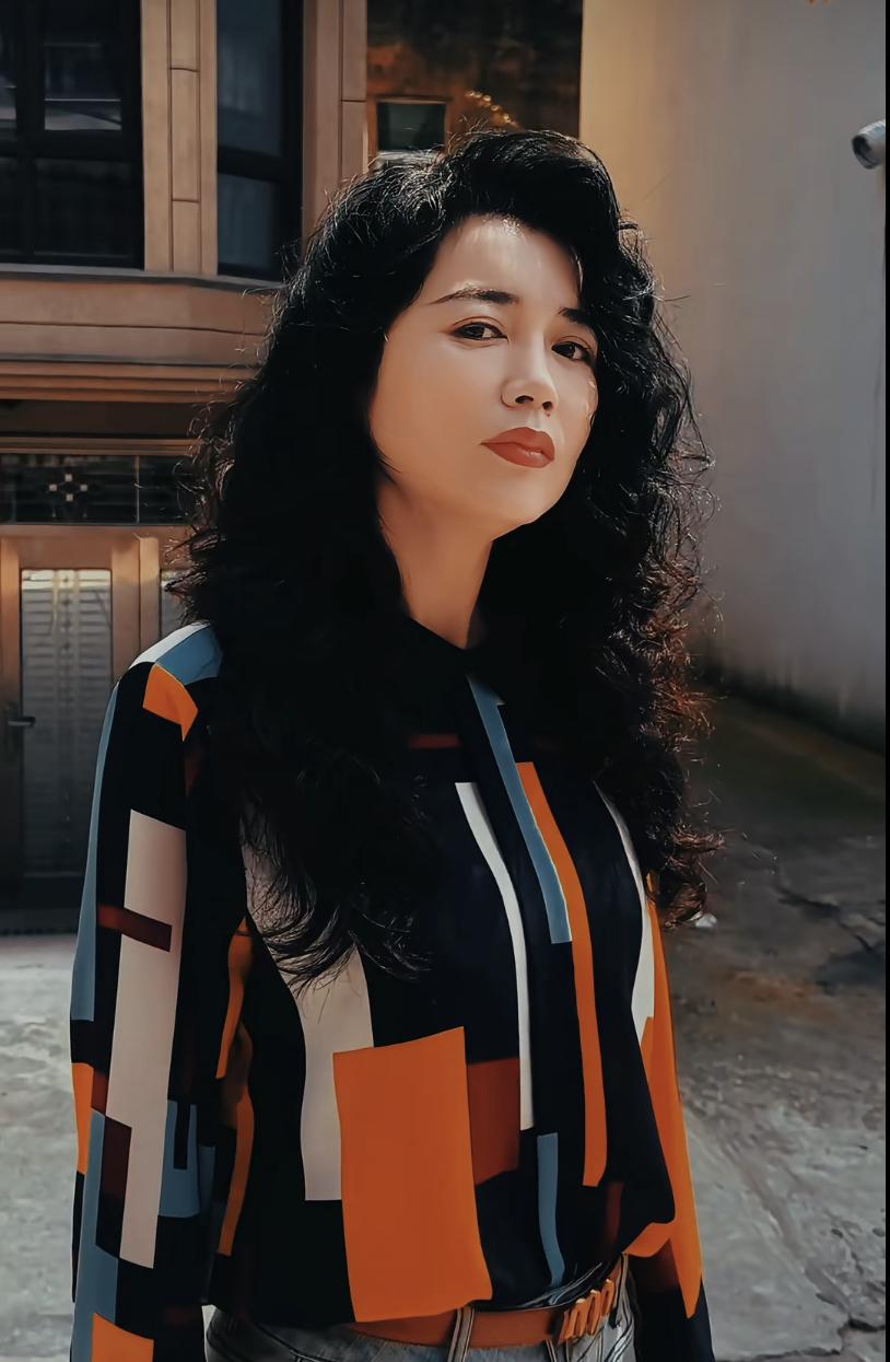 华嫂子和瘸爹年轻的时候是情侣，但是华嫂子家嫌弃瘸爹穷，两人被迫分开了，各自结婚，