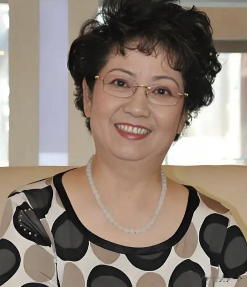 惊闻她去世了！
很欣赏她的京剧表演，李维康她平时为人低调谦和，生活简朴，极少参与