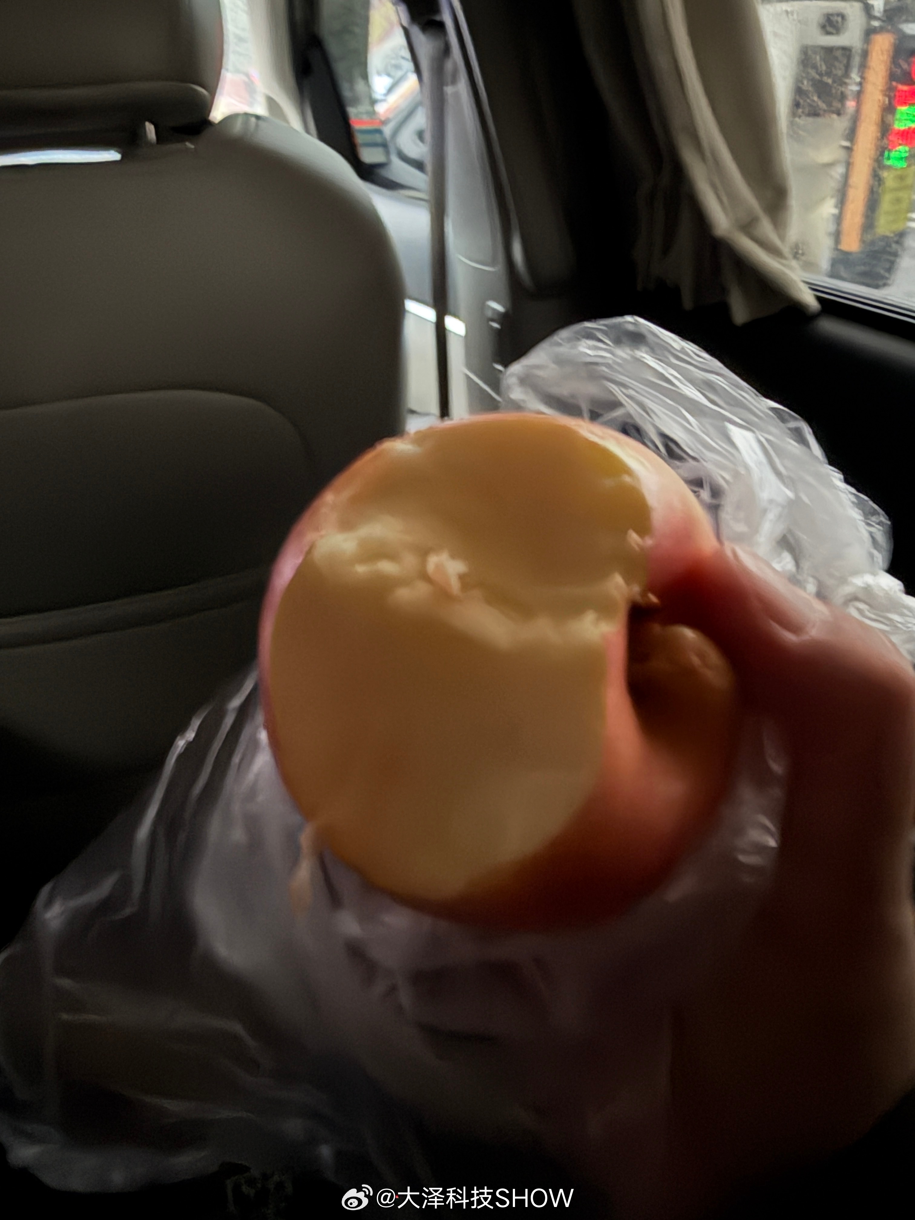 央视曝活鱼被人为麻醉乱象用“三无”丁香酚、甚至工业酒精麻醉活鱼……以后市场的活鱼