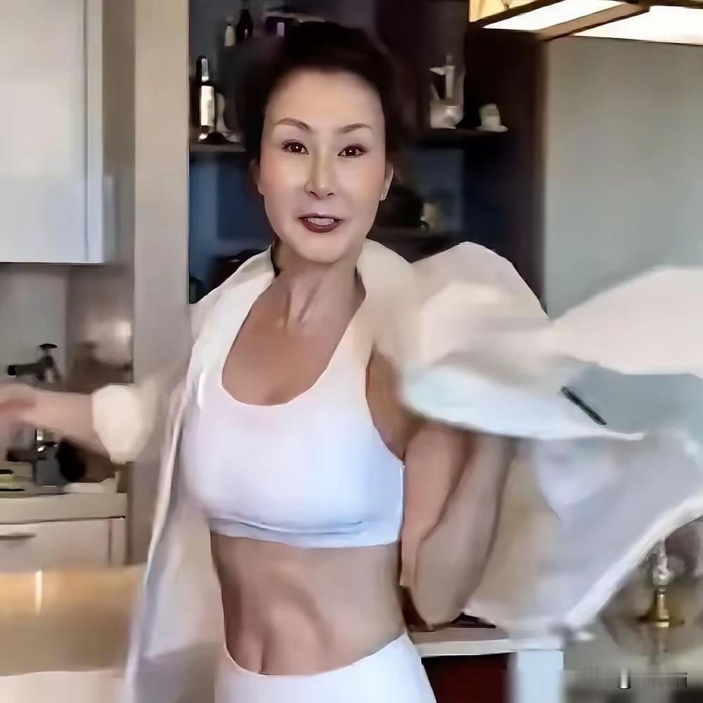 雪瑞姑姑这事我一点都不意外。
600万粉丝眼里的“冻龄富婆”，
扒开一看是牛肉面