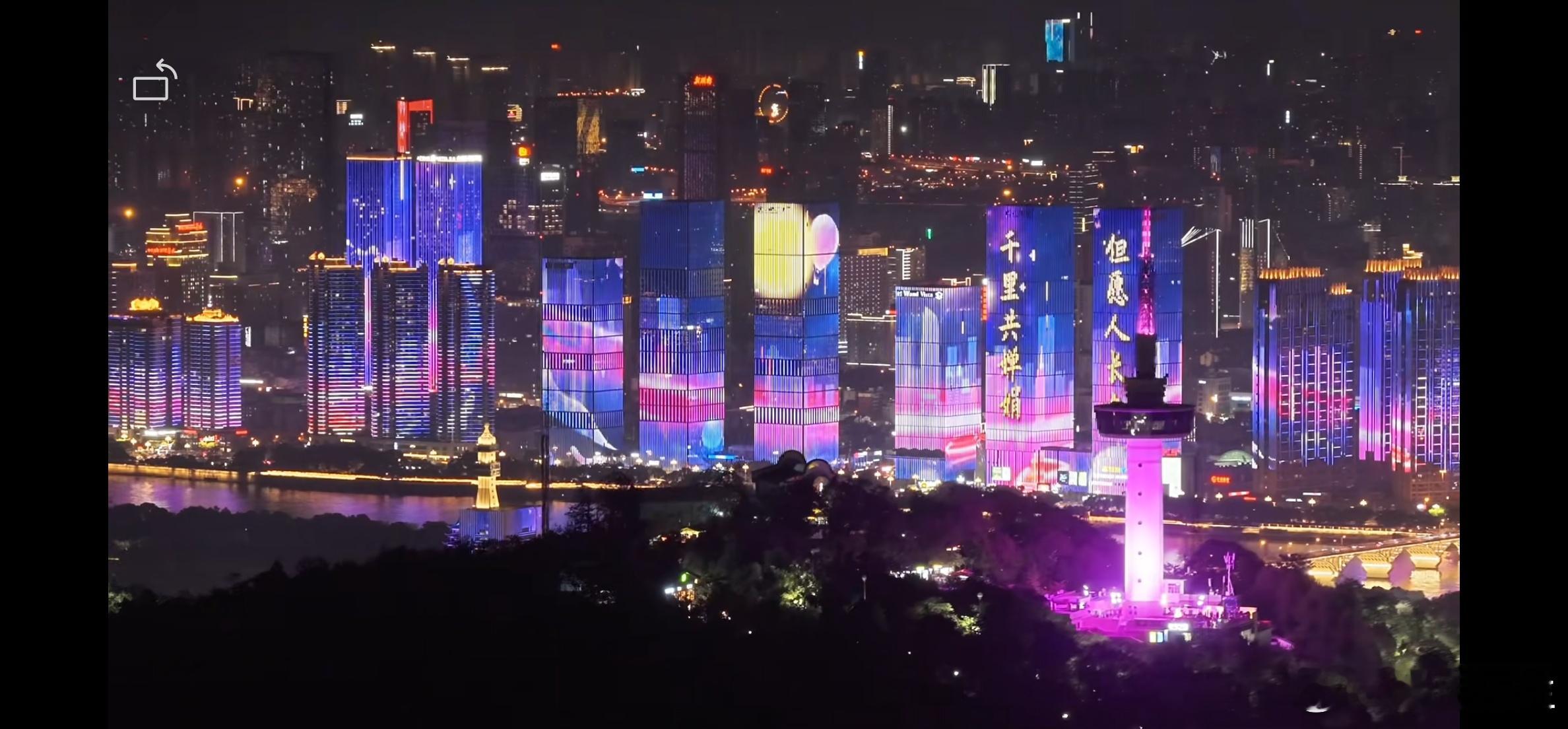 江月襟怀录是夜，舟泊芦花浅水处。弃桨登岸时，忽觉衣袂沉坠，方知满襟皆贮着月光。举