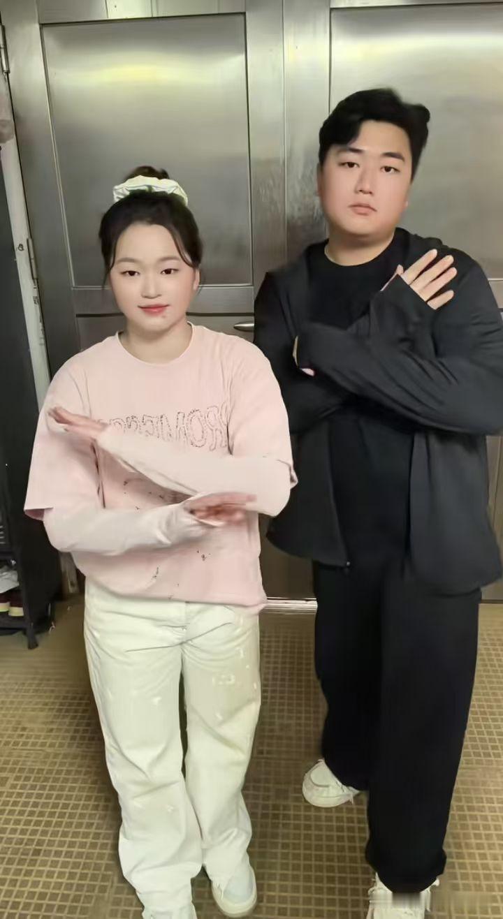 全红婵来到了迈合村万家乐活动现场，第一次看到婵宝扎着丸子头，面相清秀，很有气质，