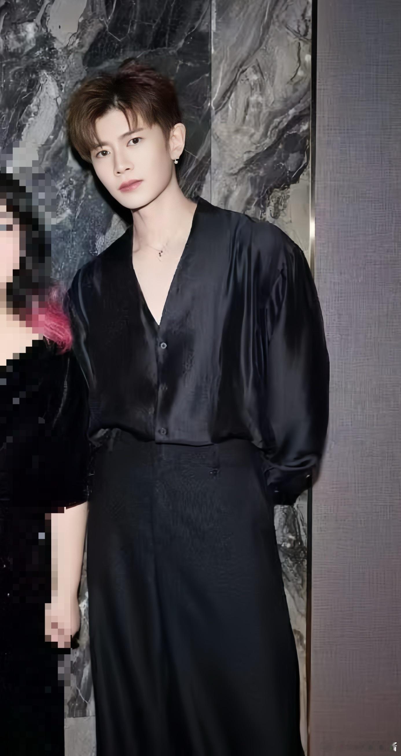 就是这款，脱了西装外套的。so sexy我要！ 